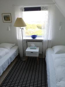 哈泽斯莱乌Rosenhuset的一间小卧室,配有两张床和窗户
