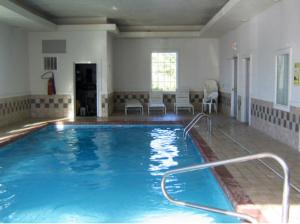 莱温芙丝Americas Stay Inn-Leavenworth的一座位于酒店客房内的大型室内游泳池