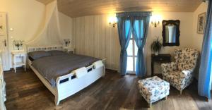 下维斯特尼采普力马斯旅馆的一间卧室配有一张大床和一把椅子