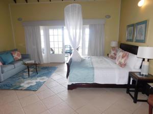 苏弗里耶尔拉浩特度假酒店的一间卧室配有一张床,客厅配有沙发