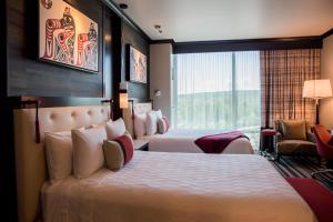 马里斯维尔Tulalip Resort Casino的酒店客房设有两张床和窗户。