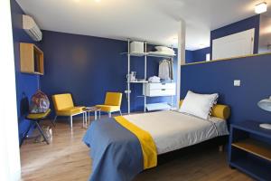圣克里克-沙洛斯Hotel Lodge La Petite Couronne的卧室配有一张床和一张桌子及椅子
