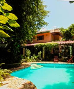 巴利亚多利德Casa Quetzal Hotel的房屋前的游泳池