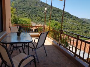 卡尔利拉基Dimitra's Garden Villa的一个带桌椅的山景阳台。