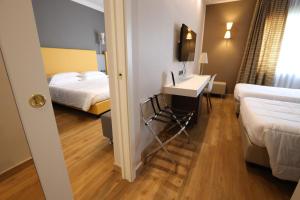 阿蒂利亚诺翁布里亚酒店的酒店客房设有水槽和两张床