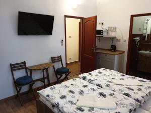 布达佩斯Guest House Orczy Park的一间带床和两把椅子的房间和一间厨房