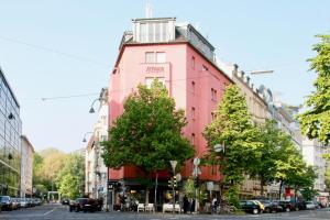 科隆Arthouse Apartments im Belgischen Viertel的街道边的粉红色建筑