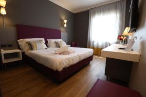 阿蒂利亚诺翁布里亚酒店的一间卧室设有一张大床和一个窗户。