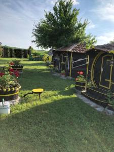 内戈廷Angelinin Konak的一个带小房子和黄色桌子的院子
