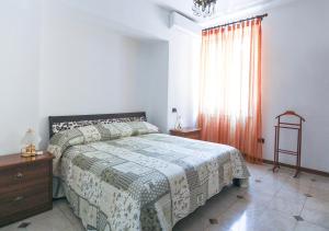 的里雅斯特Le Palme Trieste的一间卧室配有一张床、一个梳妆台和一扇窗户。