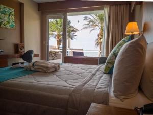 曼塔曼塔霍斯特酒店的一间卧室设有一张床,享有海景