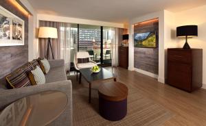 丹佛丹佛华威酒店的客厅配有沙发和桌子