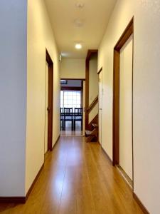 泉佐野KIX House 和楽二号館的空的走廊,有门和桌子
