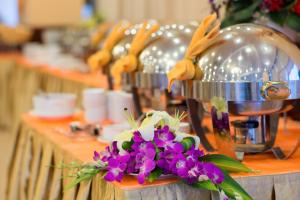 荣市穆尔泰东方大酒店的一张桌子,上面有紫色的鲜花