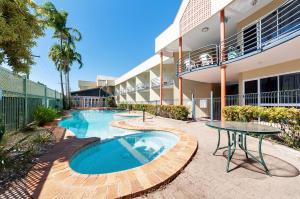 热带昆士兰酒店内部或周边的泳池