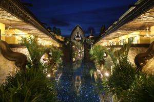 卡塔海滩萨瓦斯德乡村酒店的夜间在度假村内带灯光的室内游泳池