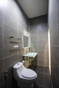 沙美岛沙美岛蓝月宾馆的一间带卫生间和水槽的浴室