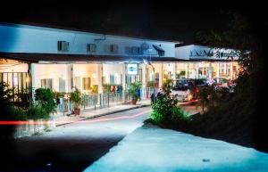 沙美岛沙美岛蓝月宾馆的夜间有建筑物和汽车的城市街道