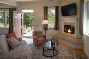 圣海伦娜Wine Country Inn Napa Valley的带沙发和壁炉的客厅