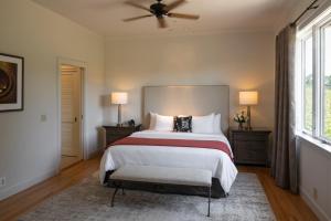 圣海伦娜Wine Country Inn Napa Valley的一间卧室配有一张床和吊扇