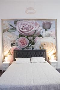 锡比乌Samuel House的卧室墙上挂着玫瑰壁画