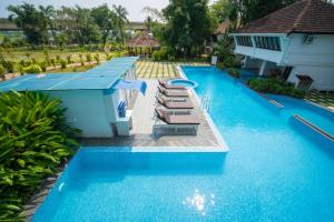 科钦Nihara Resort and Spa Cochin的度假村内带滑梯的游泳池