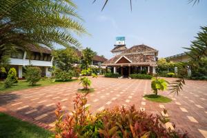 科钦Nihara Resort and Spa Cochin的建筑前的砖砌庭院