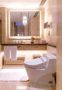 上海国金汇的浴室设有卫生间和带镜子的盥洗盆