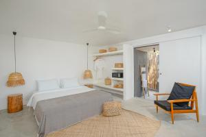 瓜隆岛Tamu Koh Rong的白色卧室配有床和椅子