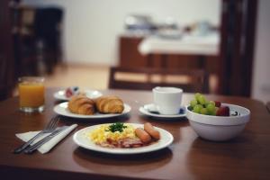 瓦拉什斯凯梅济日奇城堡旅馆的餐桌,盘子和一碗水果