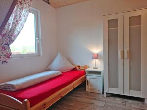 VipperowFerienhof direkt an der Mueritz SEE 10030的一间小卧室,配有床和窗户