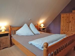 VipperowFerienhof direkt an der Mueritz SEE 10030的一间卧室配有木床和2个床头柜
