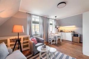 BreklumFriesen-Lodge Apartments的客厅配有沙发和桌子