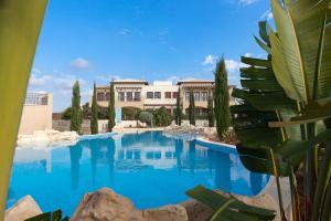库克里亚Aphrodite Hills Rentals - Premium Serviced Apartments的大楼前的大型游泳池