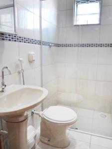 戈亚尼亚品赫罗斯酒店的白色的浴室设有卫生间和水槽。