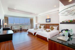 Muong Thanh Luxury Song Han Hotel客房内的一张或多张床位