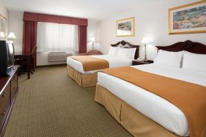 Belen贝伦智选假日酒店的酒店客房设有两张床和一台平面电视。