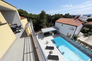佩特坎内Luxury Villa Nada with Pool的游泳池在房子阳台上的形象