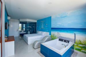 芽庄Romely Hotel Nha Trang的一间卧室配有一张床,浴室设有水槽