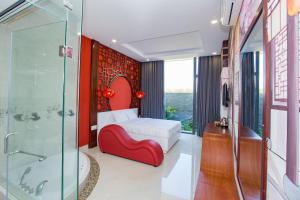 芽庄Romely Hotel Nha Trang的浴室设有红色墙壁和红色椅子