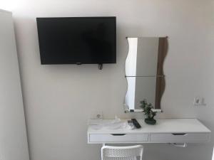 安塔利亚ATICI HOTEL的挂在白色墙壁上的平面电视