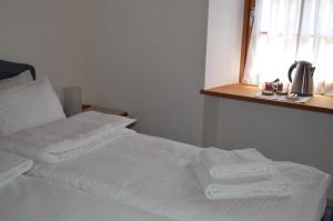 VallarsaB&B Arlanch 8的客房内的白色床和毛巾