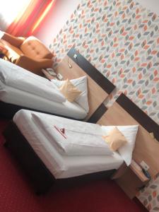 杜塞尔多夫Hotel Cascade Superior的两张睡床彼此相邻,位于一个房间里