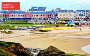 班多伦Sandy Cove Bundoran Sea Views Free Wifi Netflix Luxurious Apartment的城市,拥有海滩和摩天轮