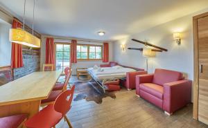 萨尔巴赫Appartement Residence Top 1的客厅配有红色椅子和桌子