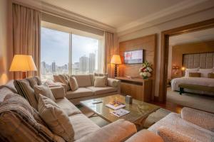 麦纳麦Gulf Hotel Bahrain的客厅配有沙发和1张床