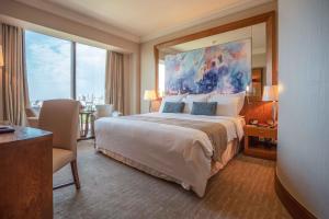 麦纳麦Gulf Hotel Bahrain的一间卧室配有一张大床,上面有一幅大画