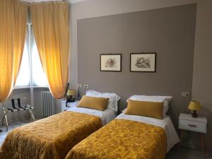 Bedonia圣安娜酒店的一间卧室设有两张床和窗户。