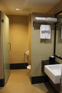 Raia Hotel & Convention Centre Terengganu的一间浴室