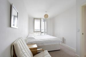 赫默尔亨普斯特德Abodebed KD Tower的白色卧室配有床和椅子